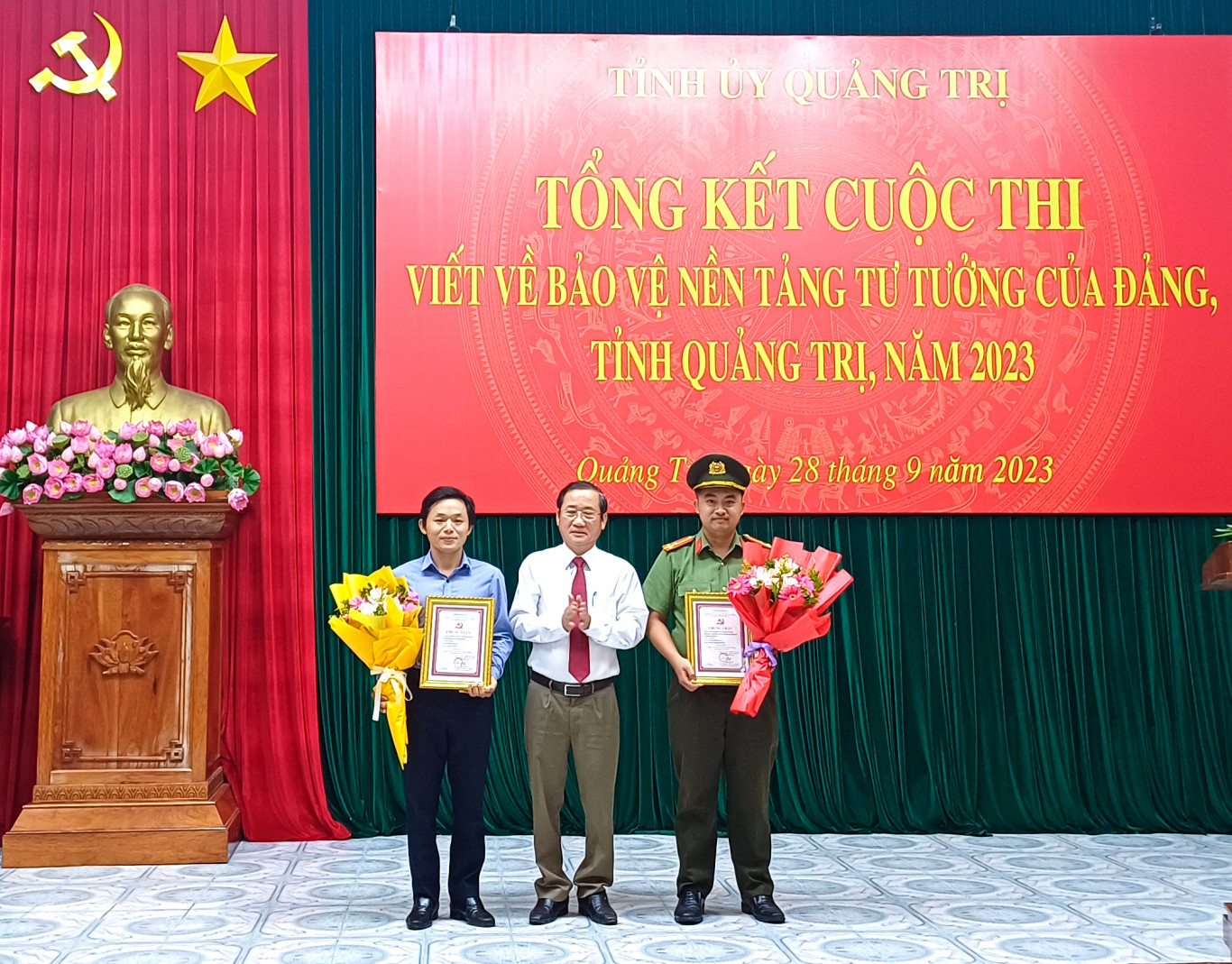 T&aacute;c giả Ho&agrave;ng C&ocirc;ng Danh (b&ecirc;n tr&aacute;i), tạp ch&iacute; Cửa Việt đoạt Giải B với t&aacute;c phẩm: Văn h&oacute;a văn nghệ - Mặt trận quan trọng để củng cố nền tảng tư tưởng của Đảng.